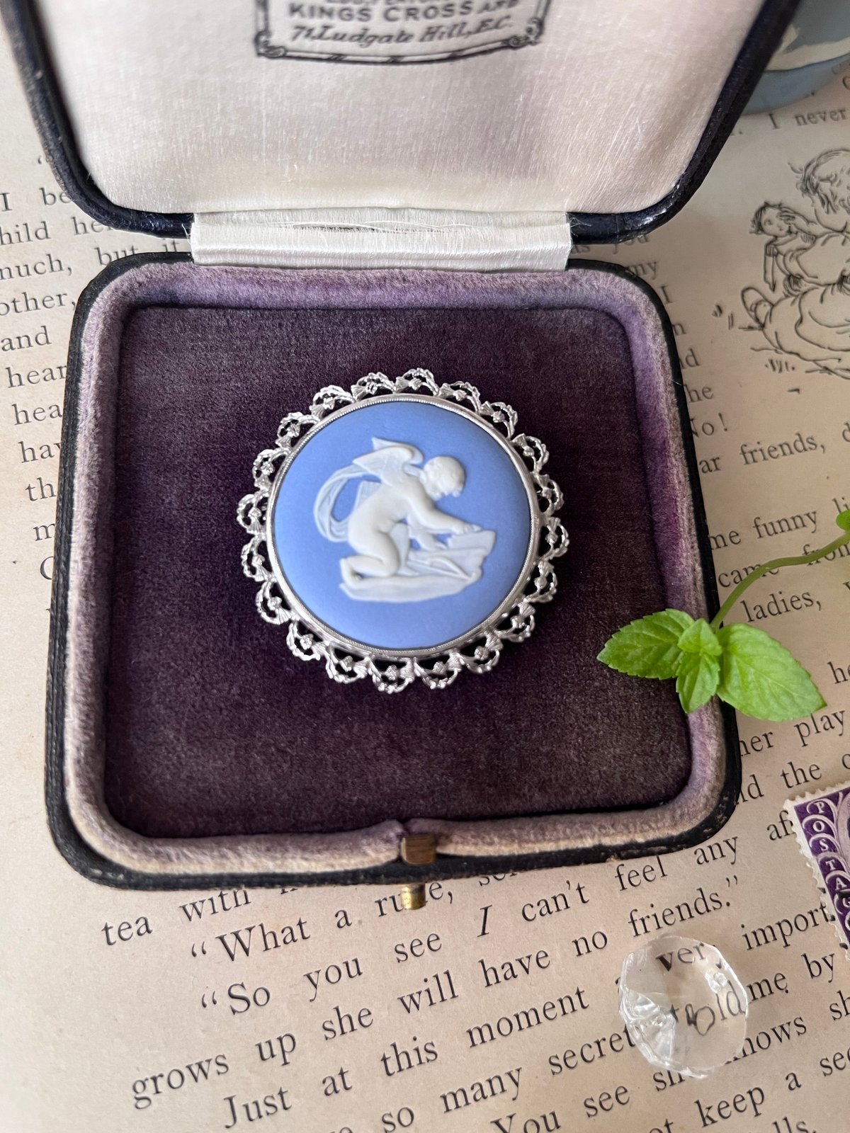 アンティーク英国 アダムスジャスパー カメオ技法 ラッパと供物の女性