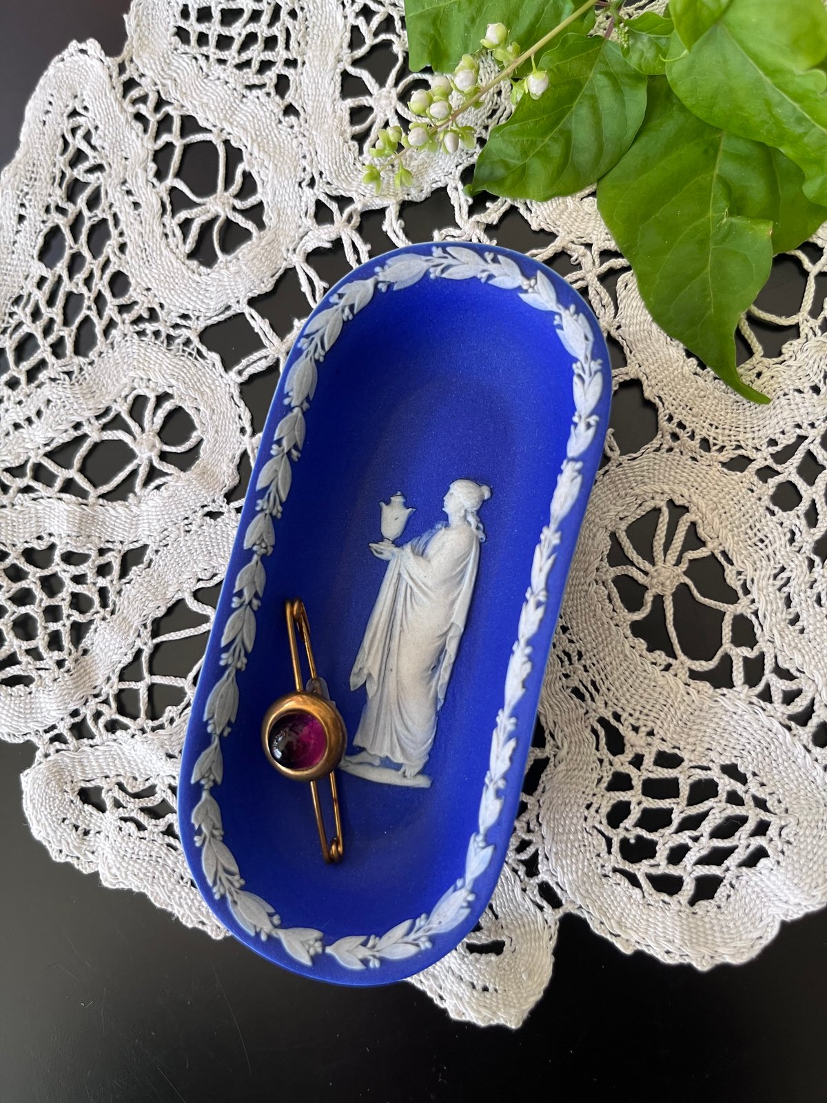 ○po-104/1868-1870年製ウェッジウッド ジャスパーウェアのピン