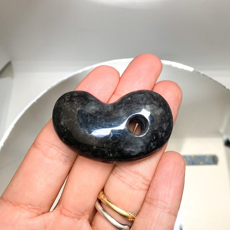 🐥🐉【希少】糸魚川黒翡翠勾玉/魔除け、邪気払い、霊性、五徳 | -縁