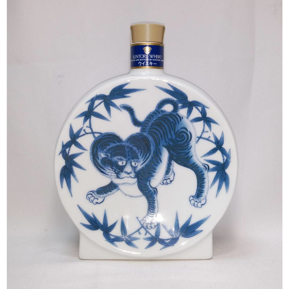 サントリーピュアモルトウイスキー 山崎12年 有田焼〈染付竹寅文皿型瓶