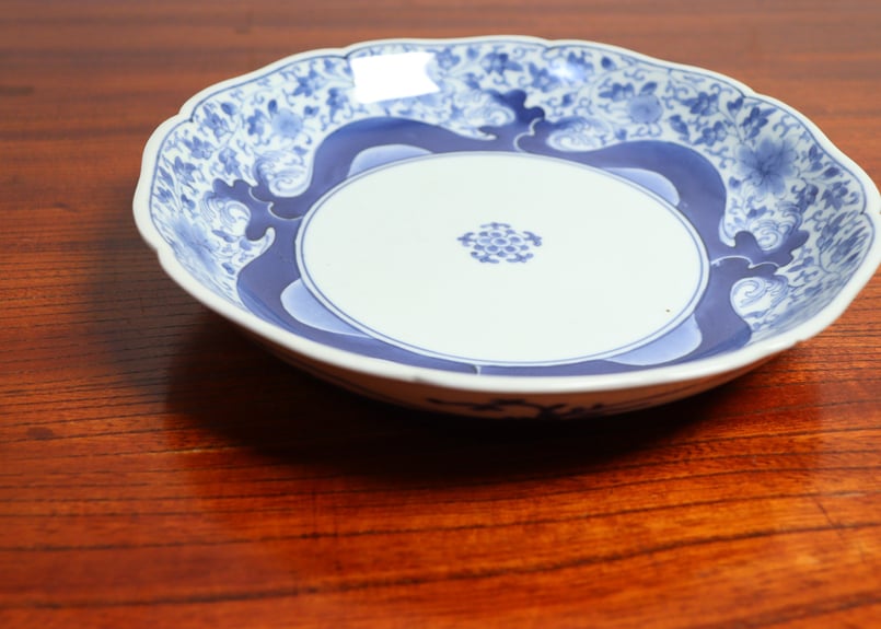 江戸中期藍柿右衛門花唐草と波図7寸皿車輪福銘① ノミホツ | 吉祥寺