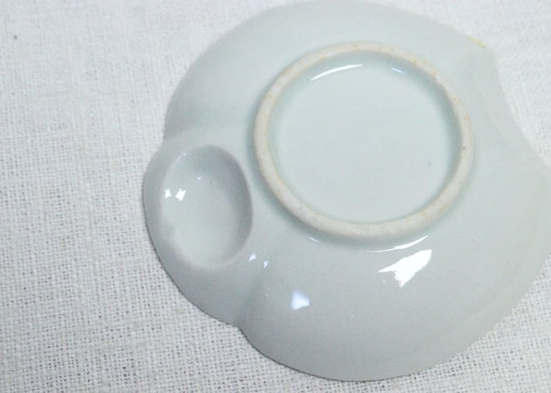 明治前期陽刻染付福良雀型小皿➁ ノミホツ | 吉祥寺PukuPuku