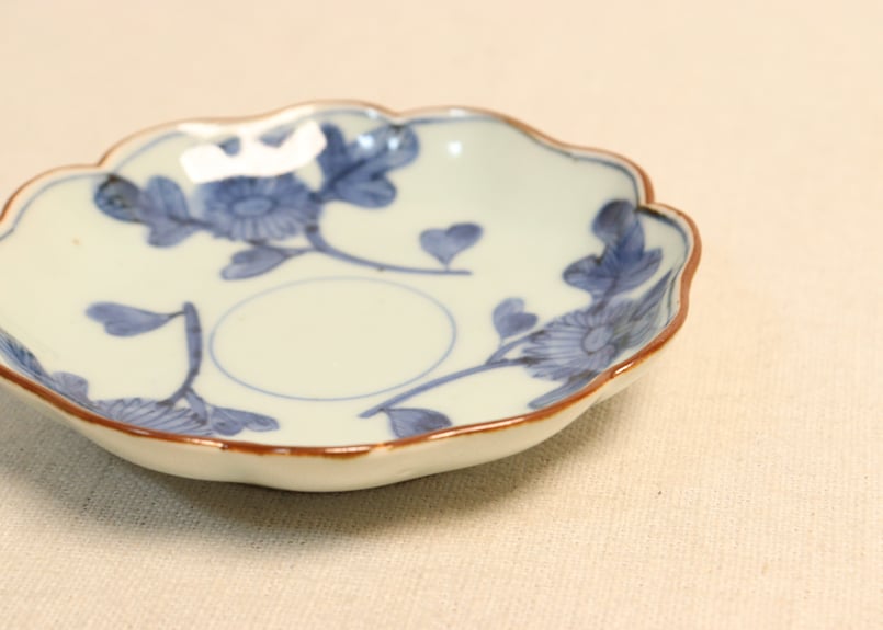 江戸前期 染付 菊流水紋 葉型小皿 江戸前期 染付 菊流水紋 葉型小皿