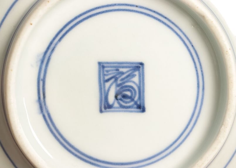 江戸中期藍柿右衛門二方菊と唐草図角なます③ 窯傷 | 吉祥寺PukuPuku