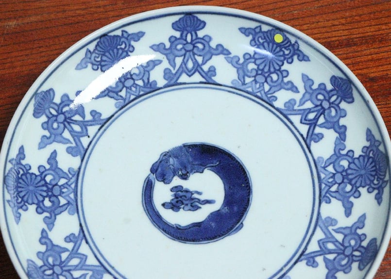 江戸中期コンニャク印判団龍と菊図7寸皿① 見込み落ちかたつき,ニュウ