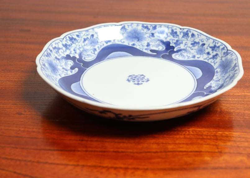 江戸中期藍柿右衛門花唐草と波図7寸皿車輪福銘① ノミホツ | 吉祥寺