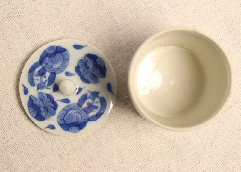 江戸幕末染付蝶と草花図火入れ,灰吹きセット 灰吹き小ホツ,ニュウ