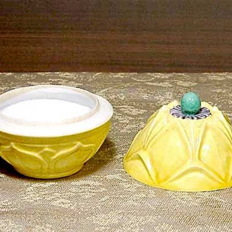 三井大磯 古余呂技窯 川瀬順一（二代竹春）作 交趾 歓冬花 香合 無傷