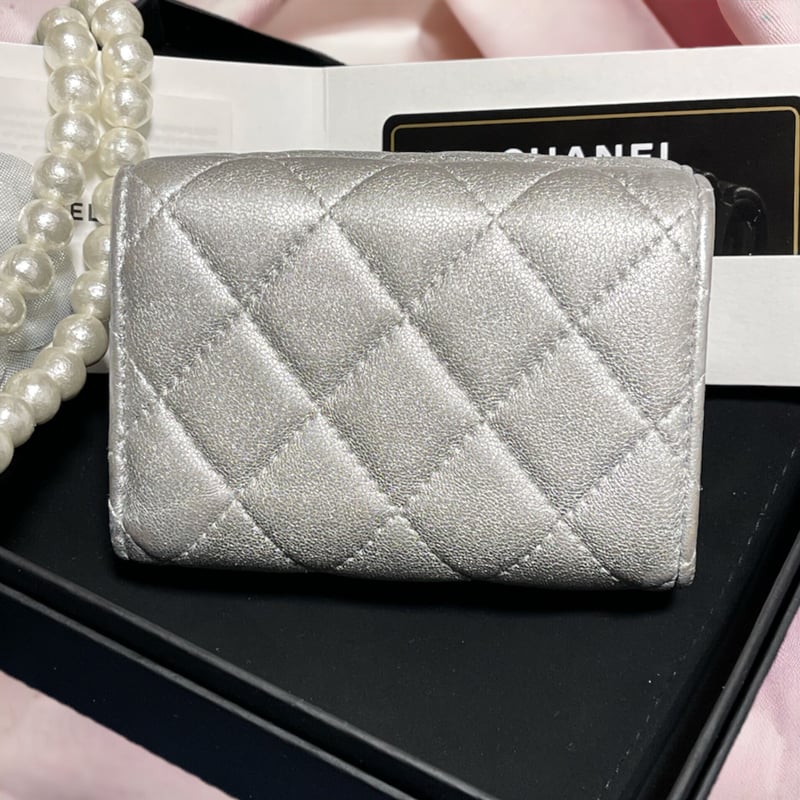 31番台 CHANEL】可愛いキラキラシルバーの三つ折り財布☆シルバー金具