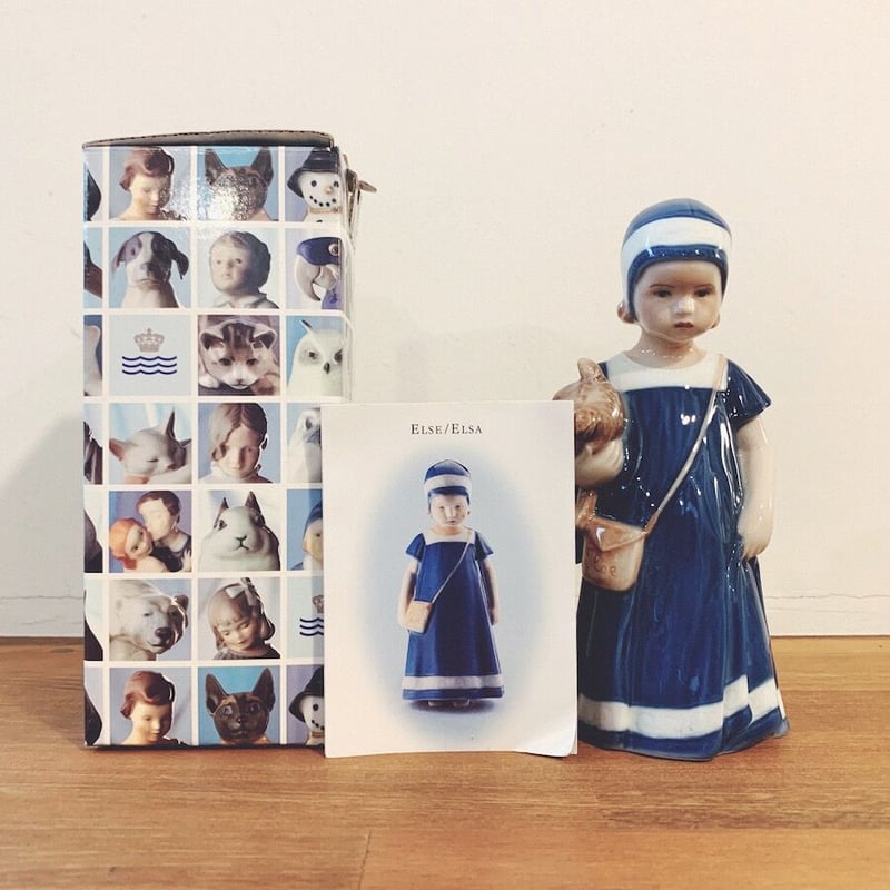 ロイヤルコペン フィギュリン陶磁器花飾り持つ人形 ロイヤルコペン