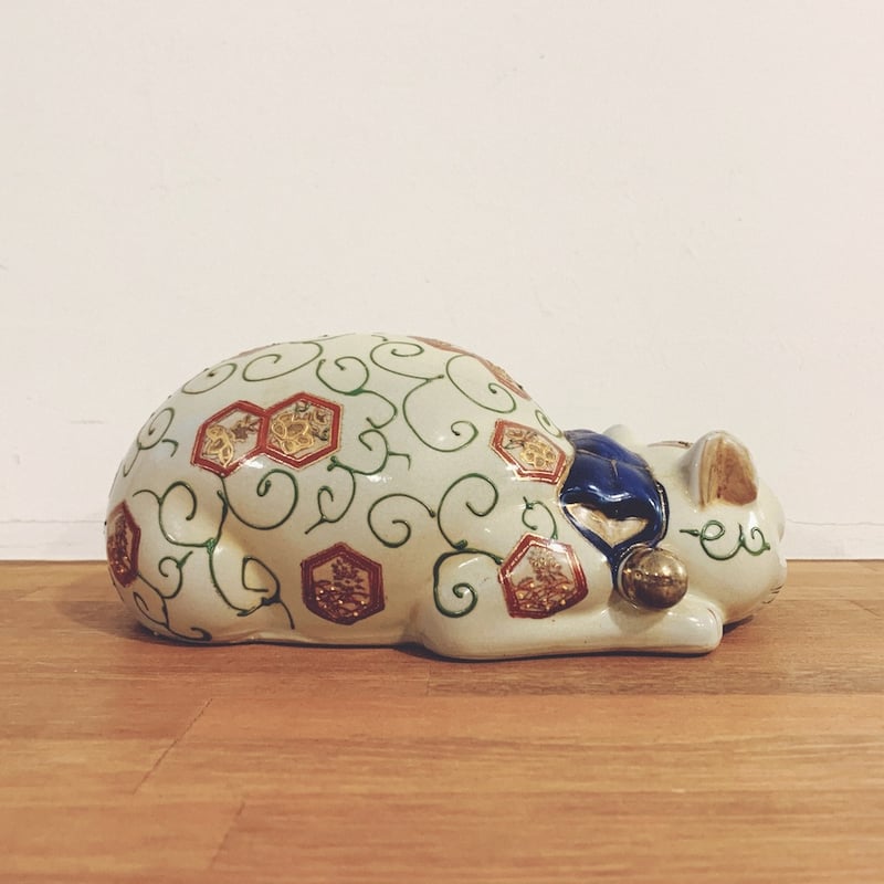 伊万里焼『眠り猫・亀甲唐草』 | 象々の郷土玩具