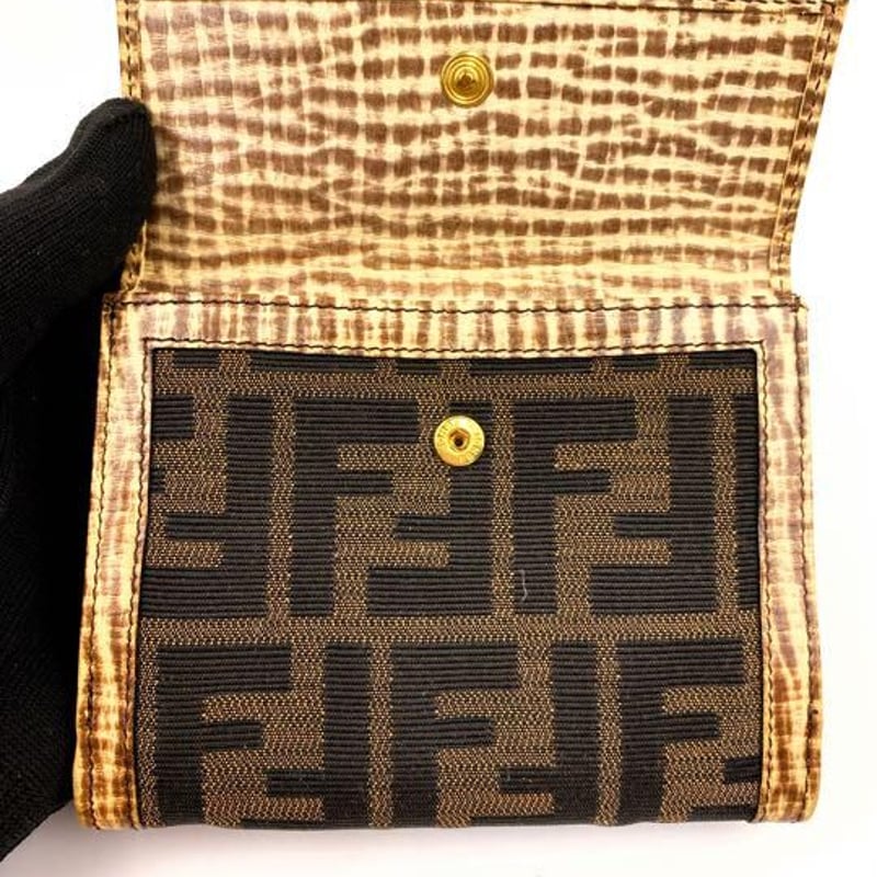 フェンディ FENDI 二つ折り財布 Wホッック 型押しレザー財布 ズッカ