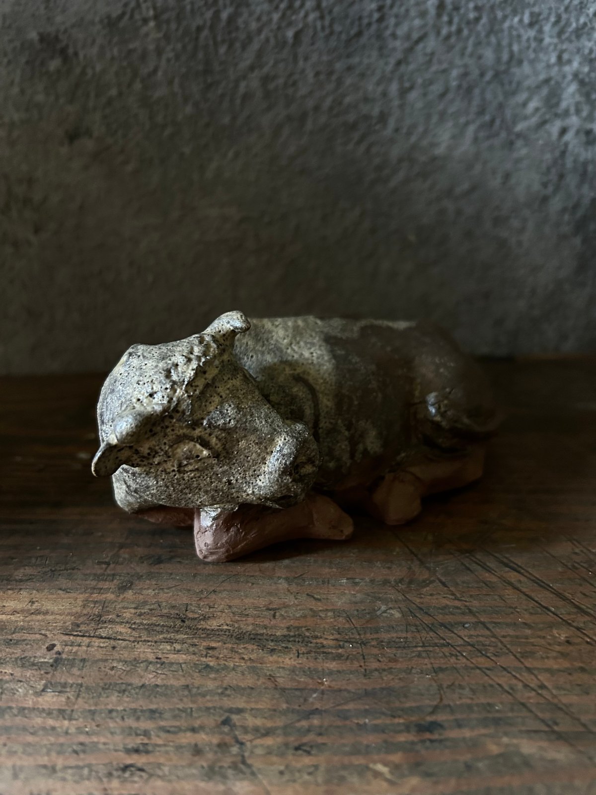 陶器製 牛の置物 黒色台座付き 【公式通販】