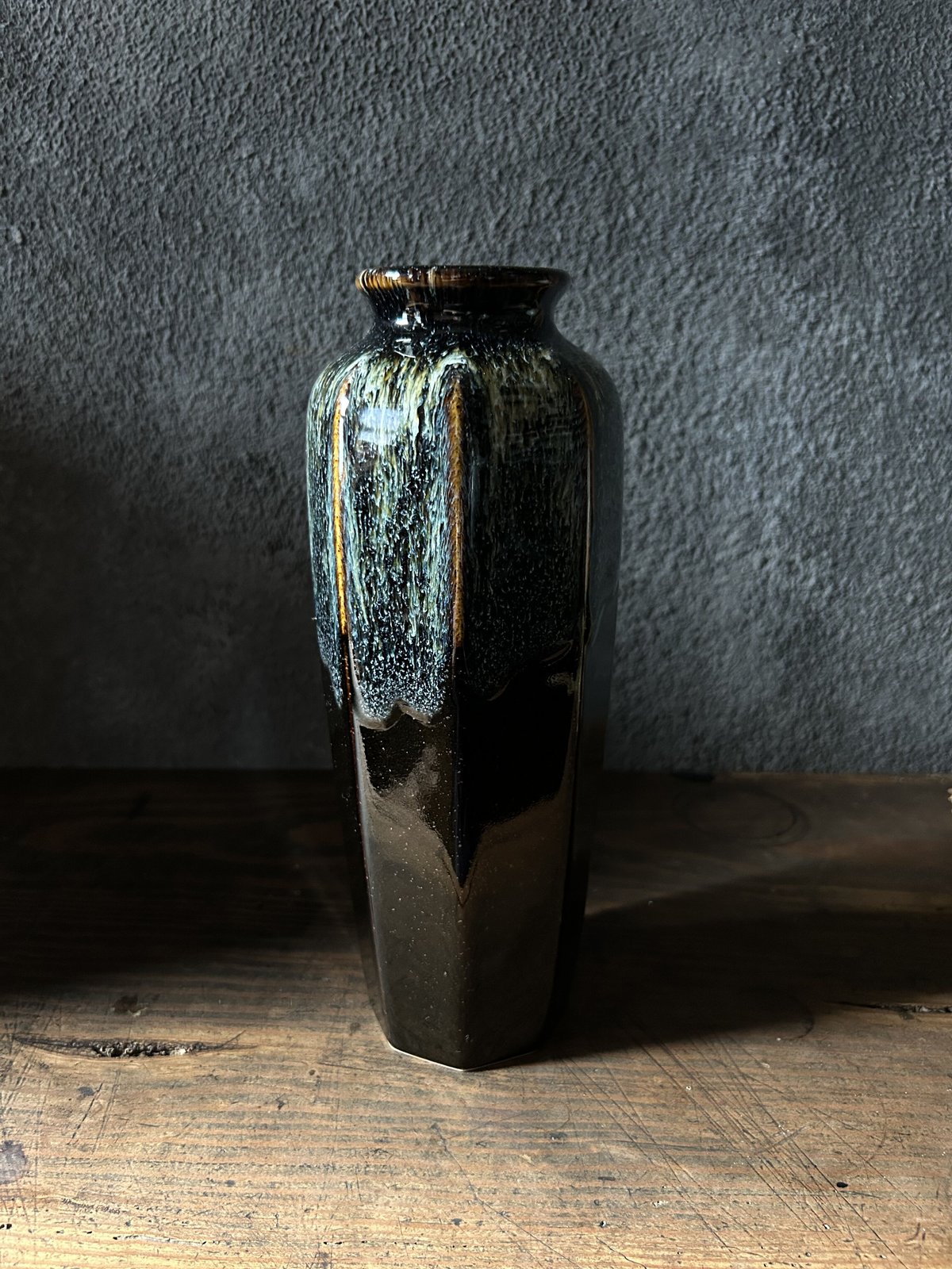 塩釉薬の六角形の花瓶