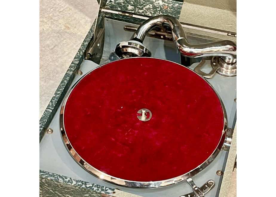 国産ポータブル型蓄音機「PARAGON」戦後型 | かふぇ あたらくしあ