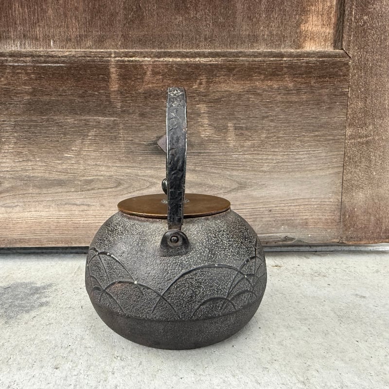 花模様が素敵な鉄瓶 大正期昭和初期晴寿堂花模様鉄瓶 大正