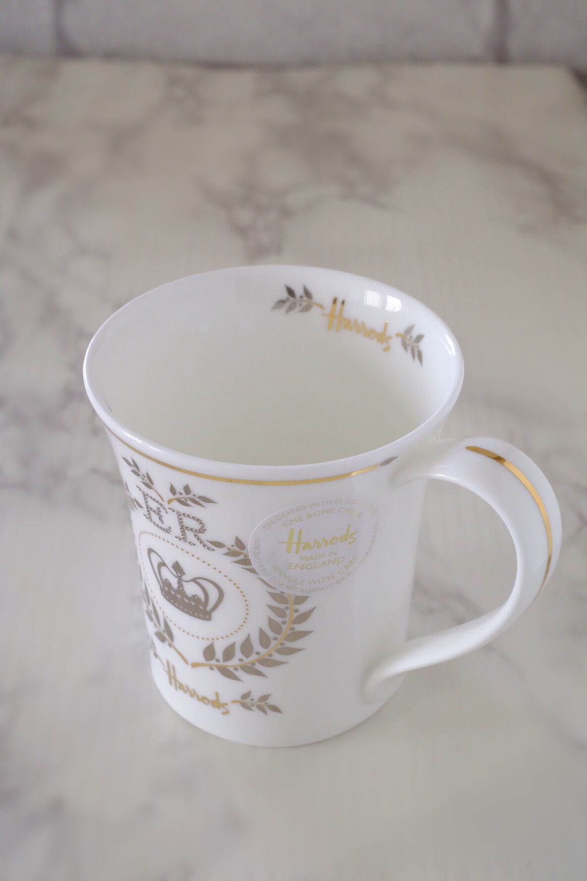 ハロッズのオリジナルマグカップ（Queen's Platinum Jubilee Mug） |