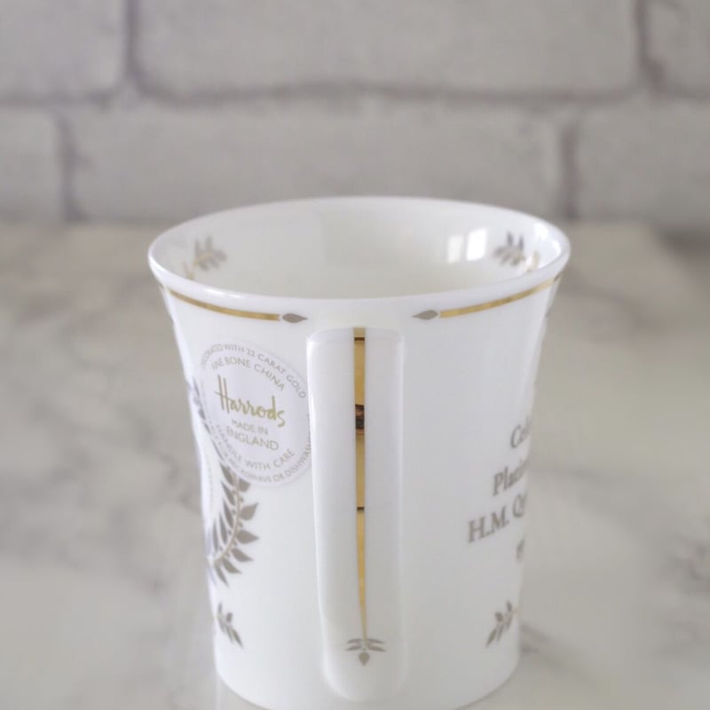 ハロッズのオリジナルマグカップ（Queen's Platinum Jubilee Mug） |