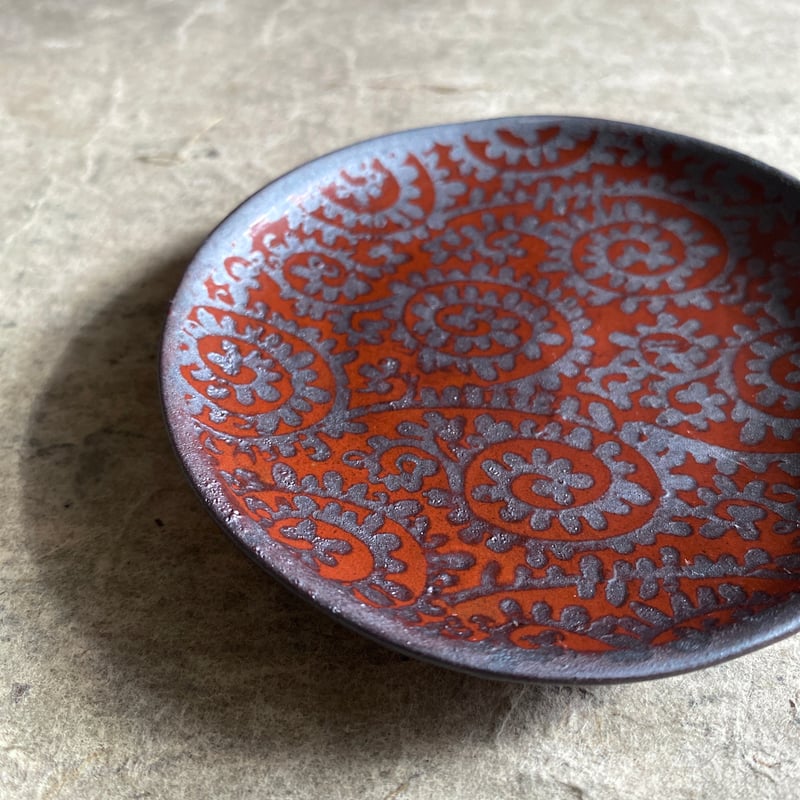 美濃焼 縞吉窯 赤楽銀彩タコ唐草3寸皿 | MatsuBokkuri