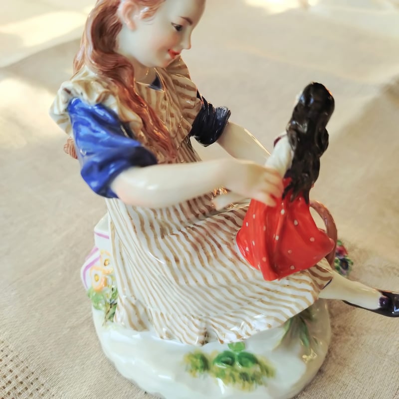 1924年以前MeissenマイセンPaulHelmig原型/人形で遊ぶ女の子のフィギュ