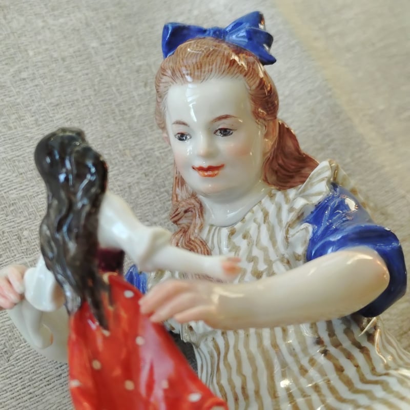 1924年以前MeissenマイセンPaulHelmig原型/人形で遊ぶ女の子のフィギュ
