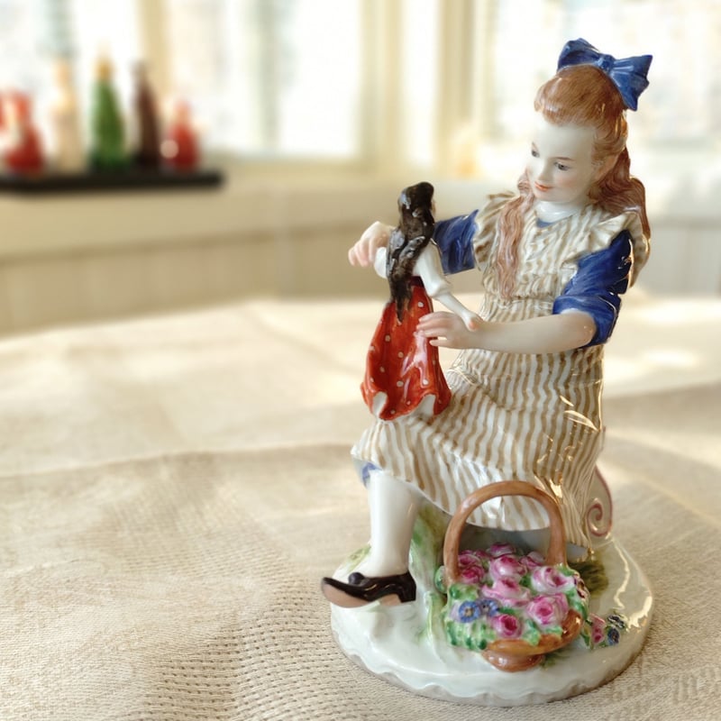 1924年以前MeissenマイセンPaulHelmig原型/人形で遊ぶ女の子のフィギュ