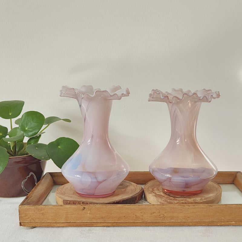 淡いピンクのフリルのガラスの花瓶 | Tabino Okurimono