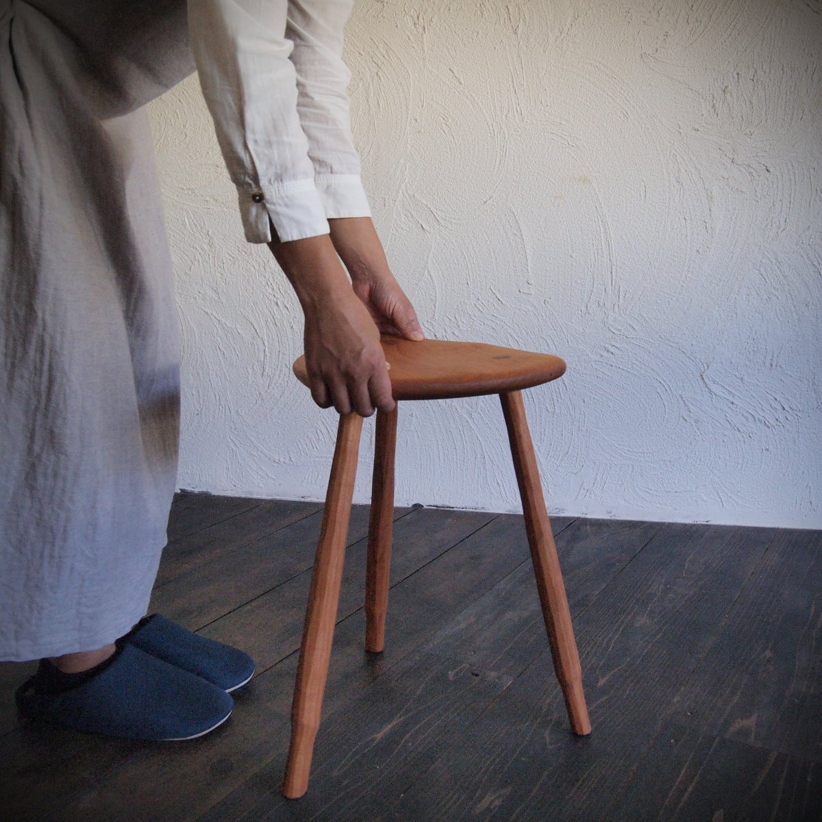 三本脚スツール【ブラックチェリー】 | キグラシ家具工房 online shop