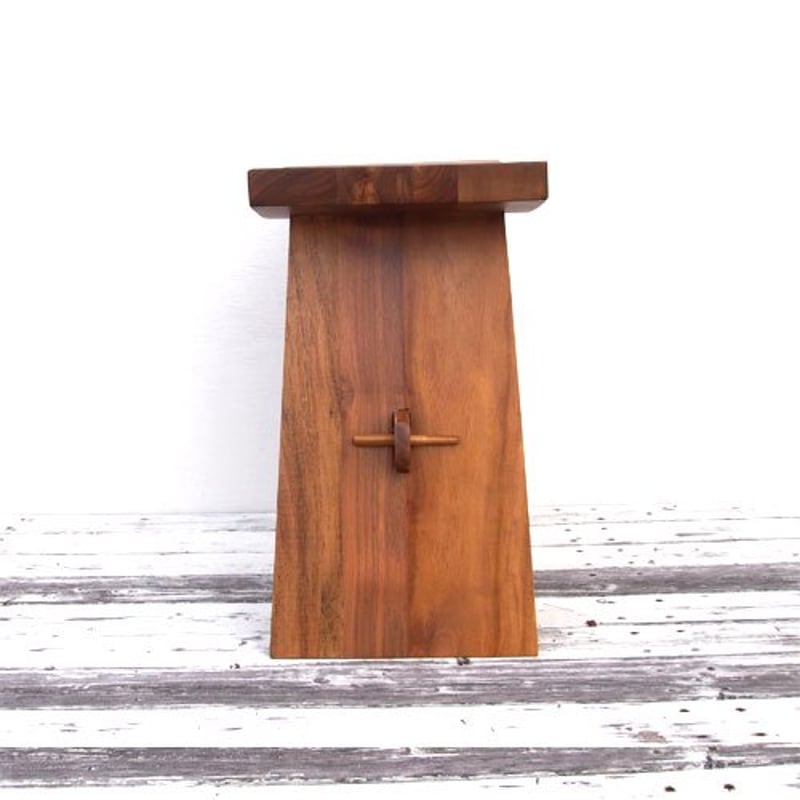 ずっしりとしたチーク材のスツール ダークカラー 腰掛 椅子 チーク無垢