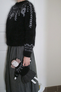 Ravelry: P24 「食器」模様のロピ風セーター pattern by Porcs-épics