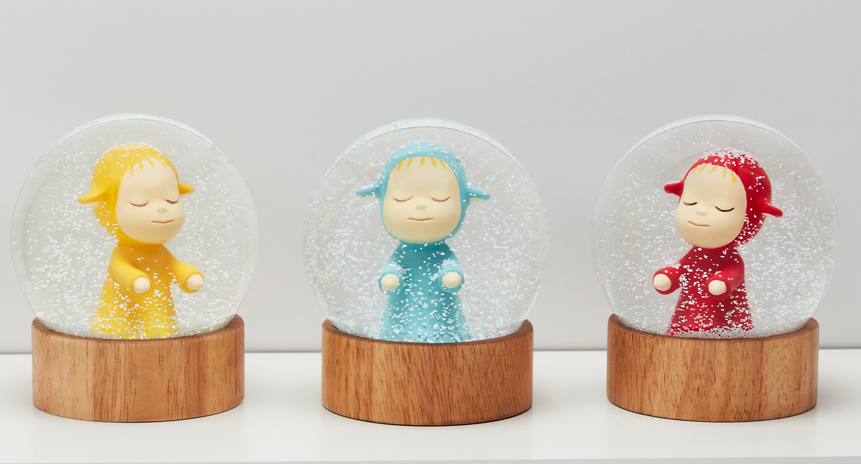 奈良美智のスノードームで冬を彩る。「スノードーム Little Wanderer