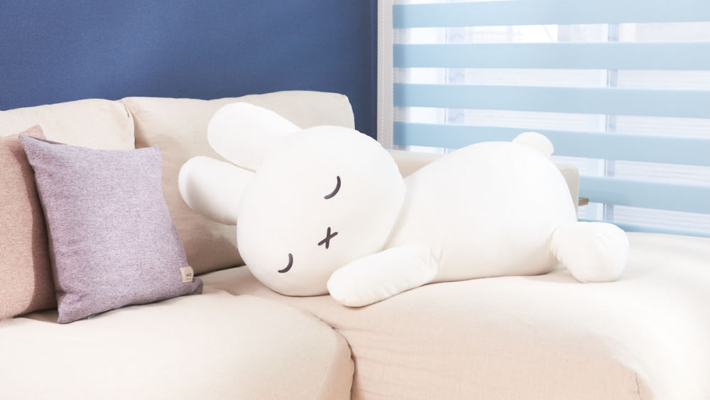 すやすや眠る『ブルーナ』のウサギと一緒におうちでリラックス