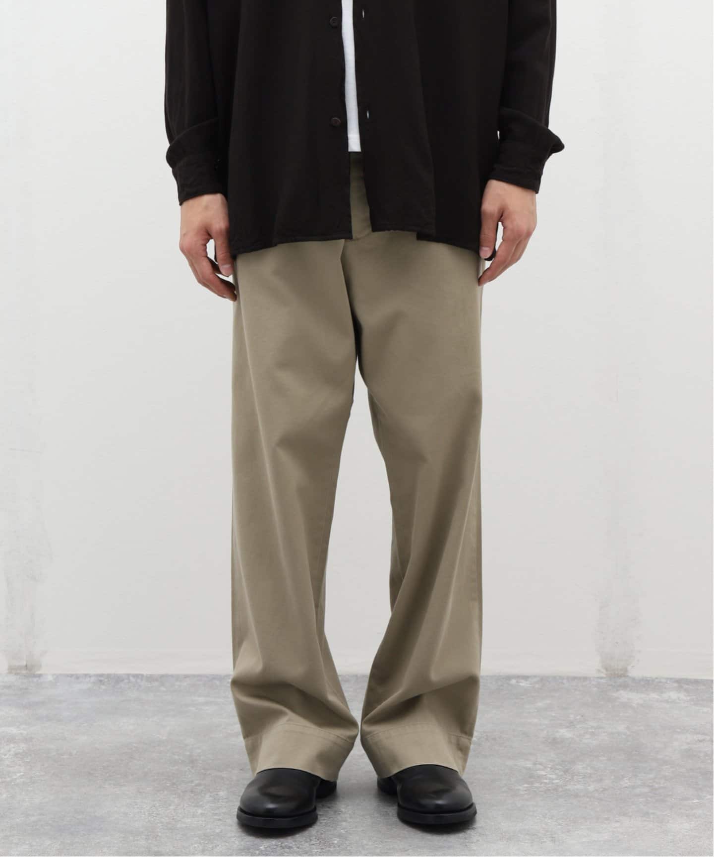 COMOLI(コモリ) KHAKI チノパンツ