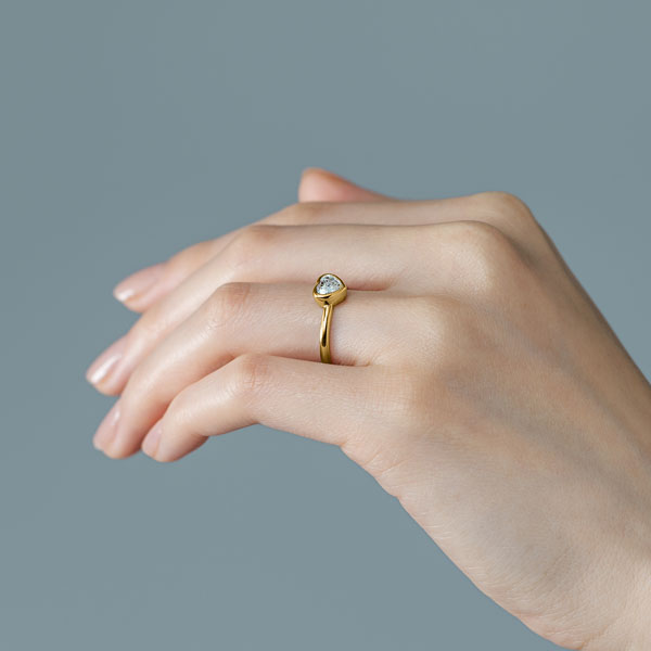 K18YG トランク ハートシェイプ ベゼル リング 0.7ct｜婚約指輪