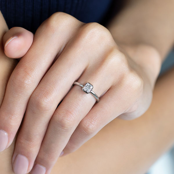 PT950 トランク ラディアントカット ベゼル リング 0.5ct｜婚約指輪