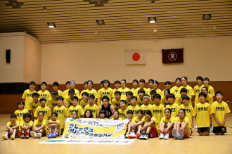 勝俣さんが初めて来店した際のサイン（左上から3番目）と記念写真（右