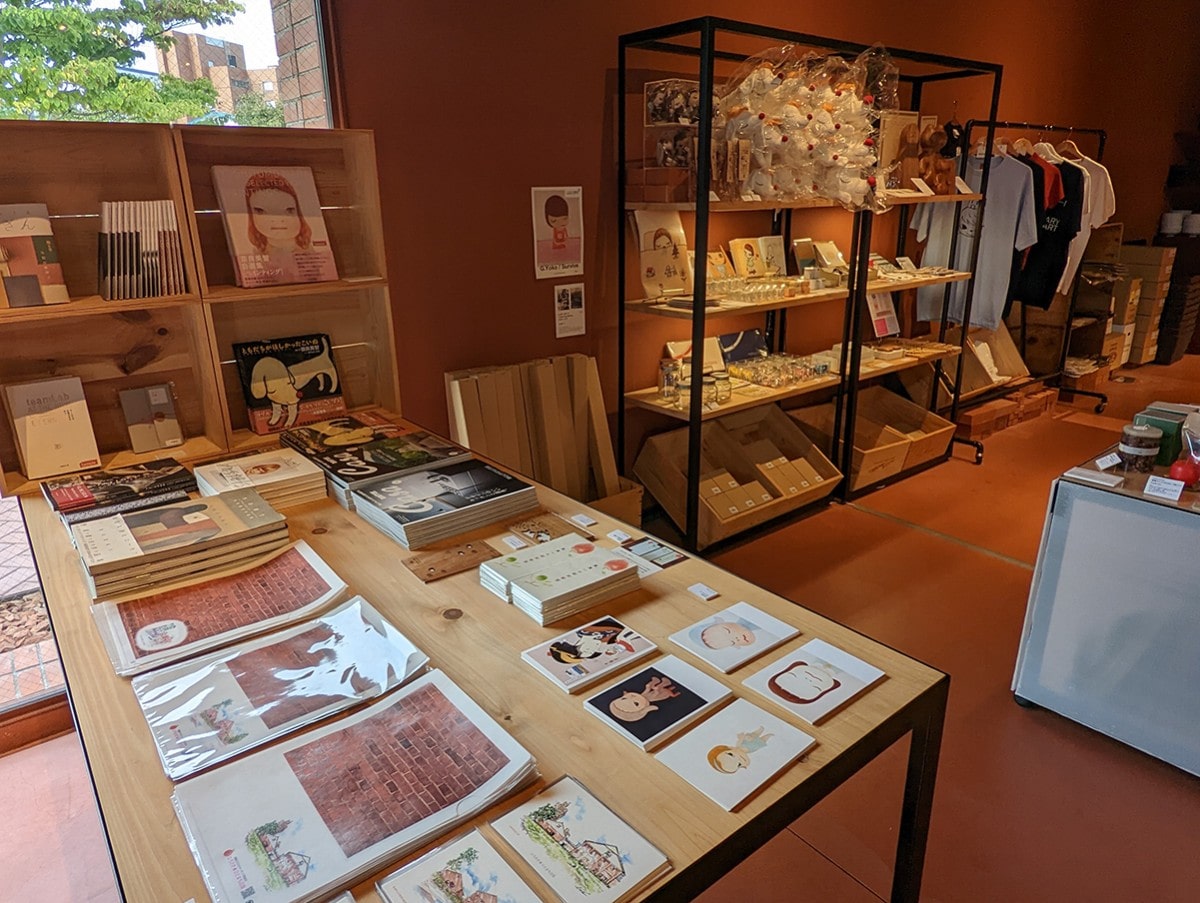 併設カフェで販売する奈良美智さんのグッズ - 弘前経済新聞