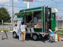 ソフトクリームを販売するキッチンカー - 弘前経済新聞