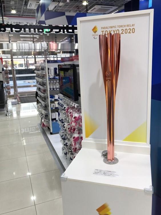 広島で東京オリ・パラ聖火リレーのトーチ展示 手に持ち記念撮影も