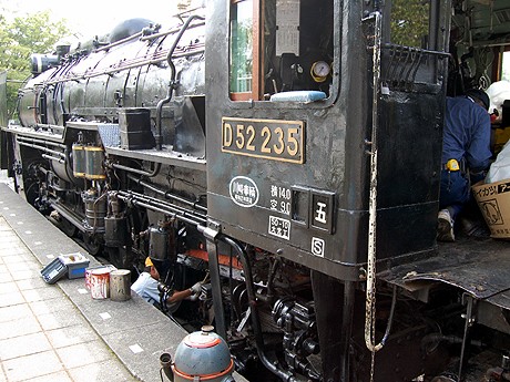 相模原の「D52形蒸気機関車」、公開目指し地元ボランティアが修復作業