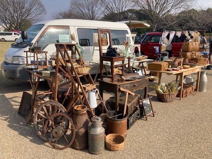 富士中央公園でアンティークマーケット 国内外の骨董・レトロ雑貨