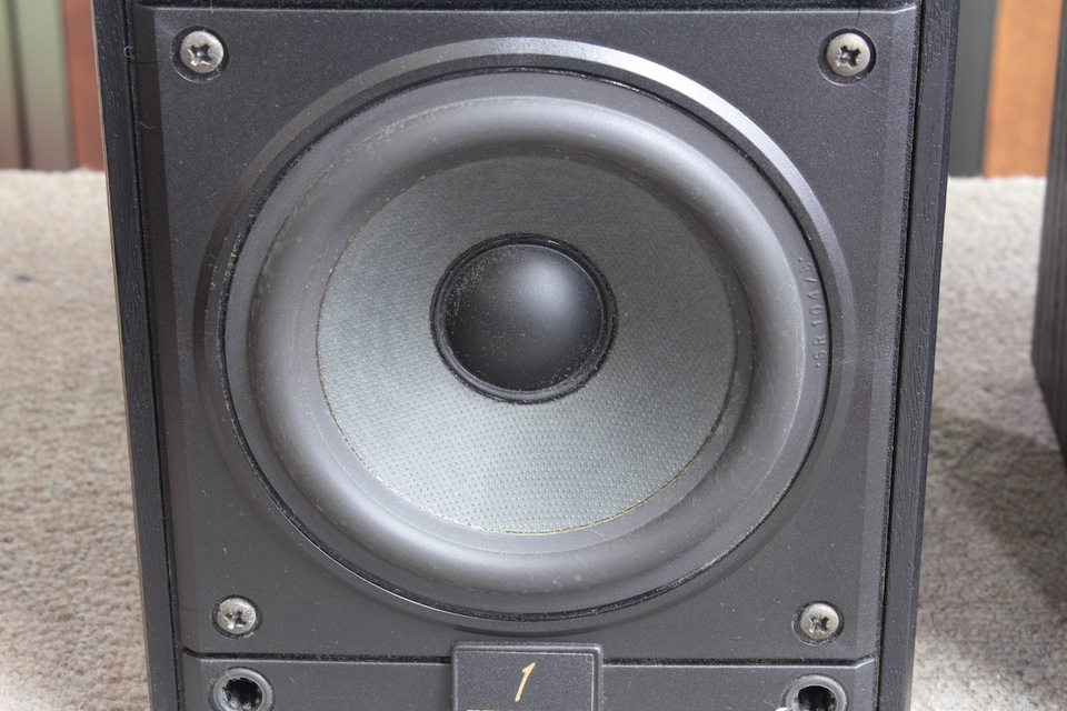 英国製 CELESTION 1 、チタニウムドーム型ツイーターで明瞭でリアルな