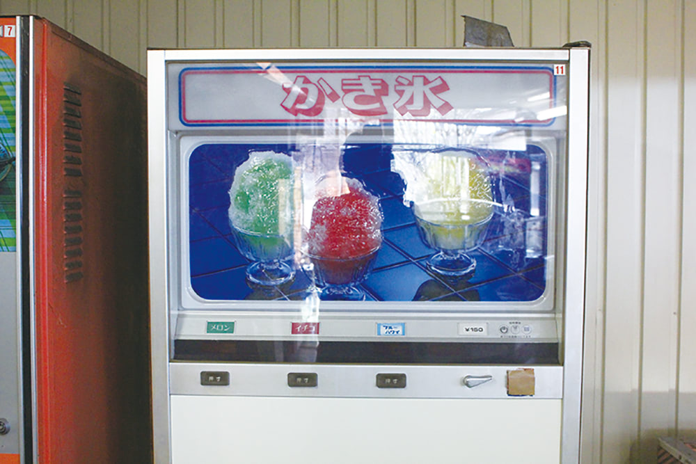 灯ひとつない場所にぽつんとたたずむ店｜レトロ自販機の旅「オレンジ