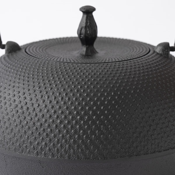 及源鋳造 南部鉄瓶 観月アラレ 1.2L｜食卓の道具｜中川政七商店 公式サイト