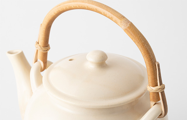 萬古焼の直火土瓶 籐 白釉｜食卓の道具｜中川政七商店 公式サイト