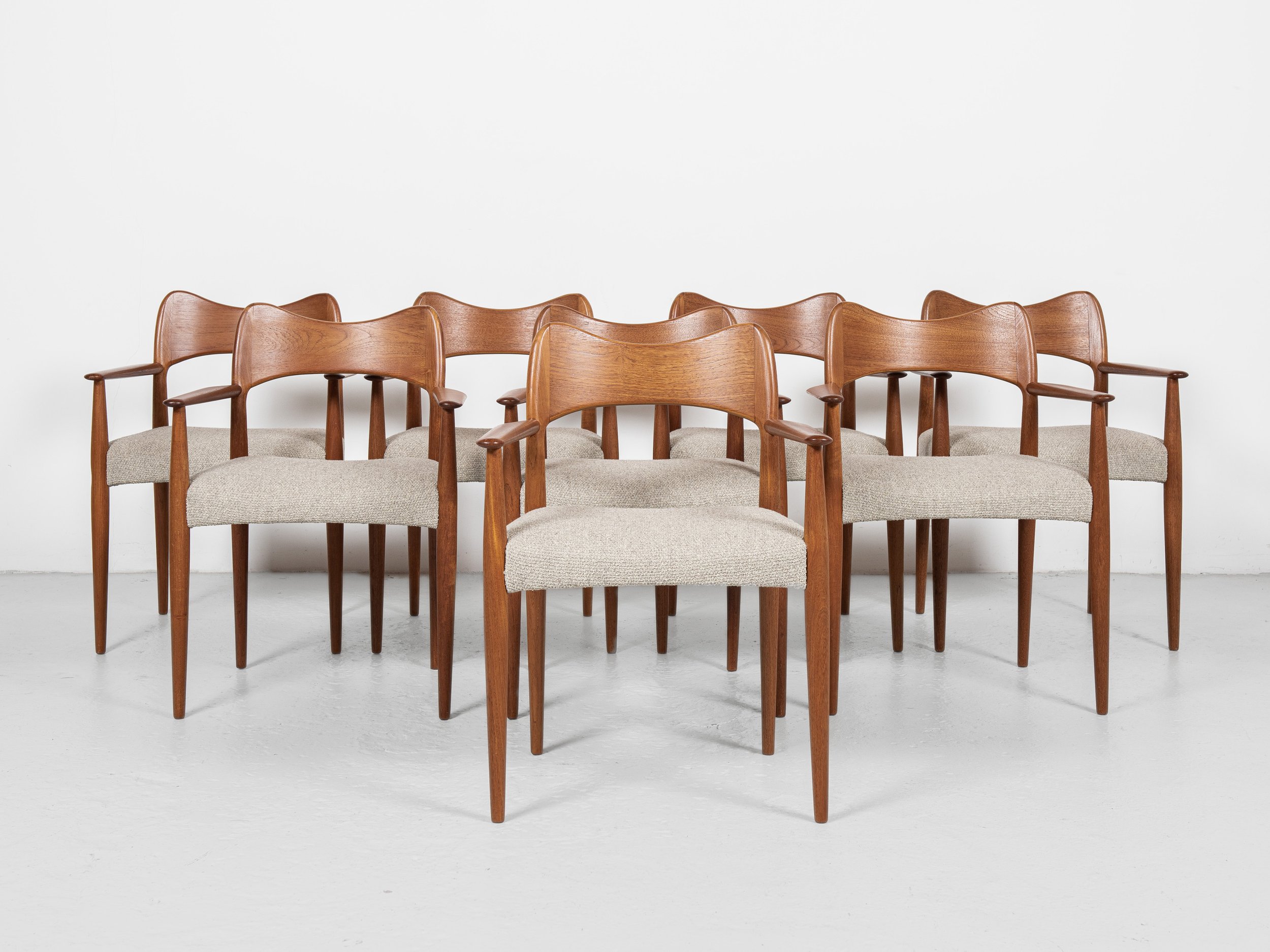 Midcentury Danish set of 8 chairs with armrests in teak by Arne