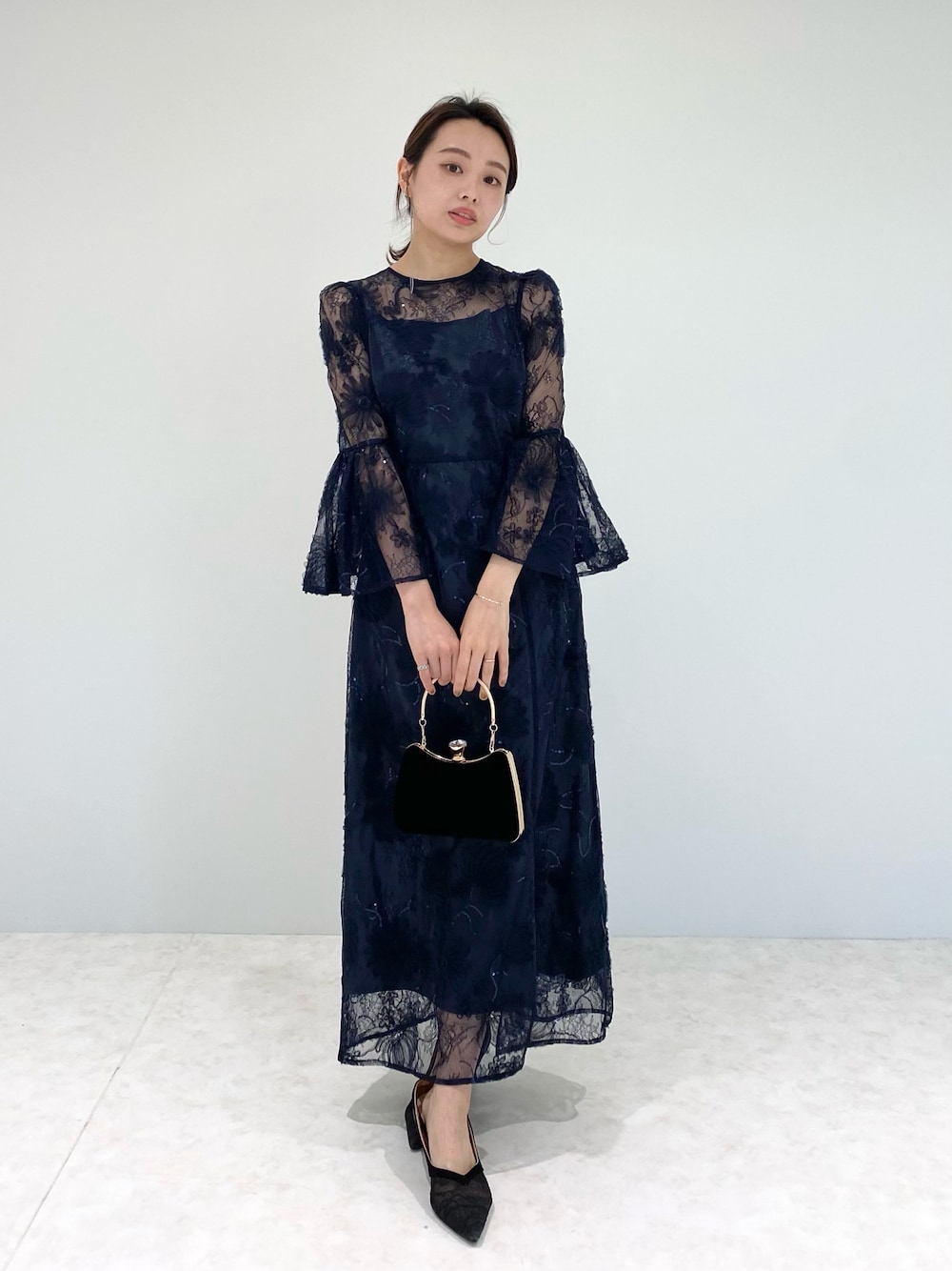 LEJA】スパンコール刺しゅうレース透け感フレアスリーブスリット入りI