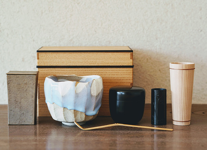 朝日焼の当主・松林豊斎さん作の茶碗のために組んだ茶箱 ふくいひろこ