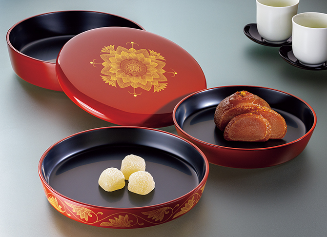 入れ子にもなるデザインで機能的！ 精緻な沈金の美が際立つ輪島塗の丸重