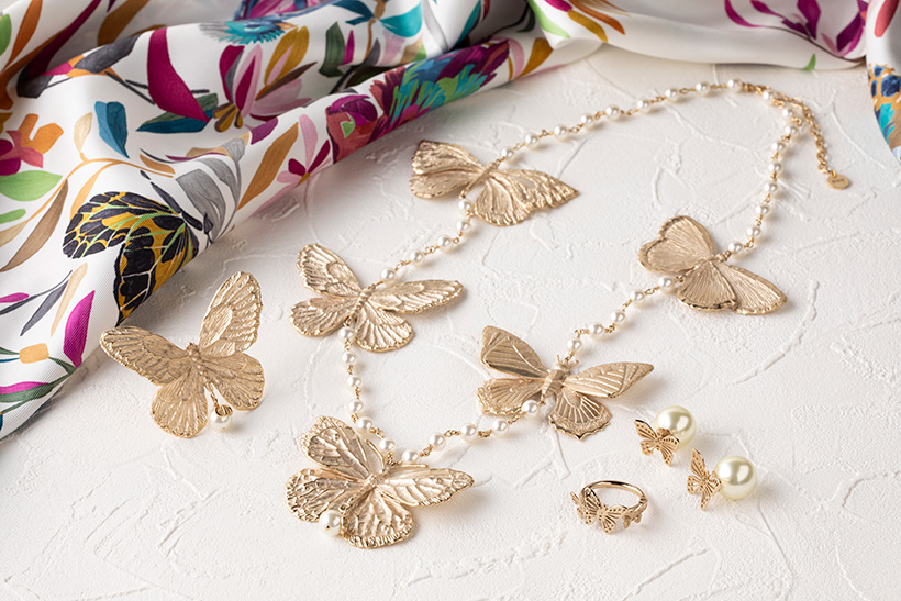 蝶のモチーフや大人ピンクに注目！ 春めく「ディオール」の最新